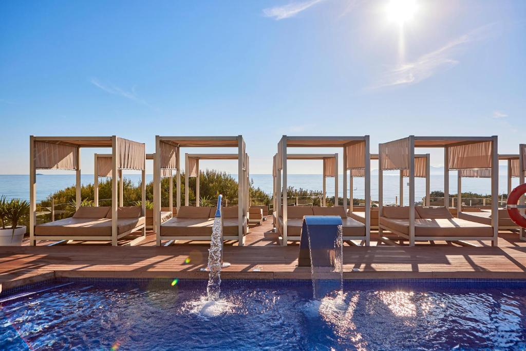 穆罗海滩扎菲罗巴伊亚公寓式酒店的一个带躺椅的游泳池和一个喷泉