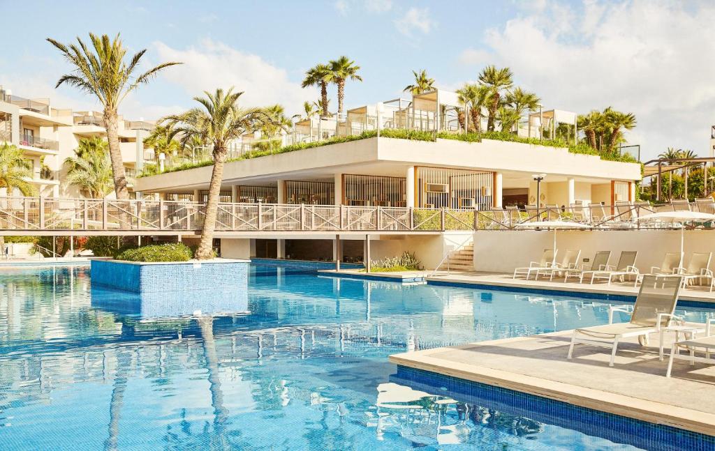 阿尔库迪亚港萨菲罗宫西拉斯酒店的一座带游泳池和大楼的度假村