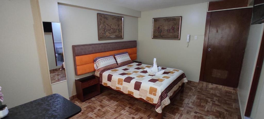 利马Aruba Suite Hotel的一间小卧室,卧室内配有一张床铺