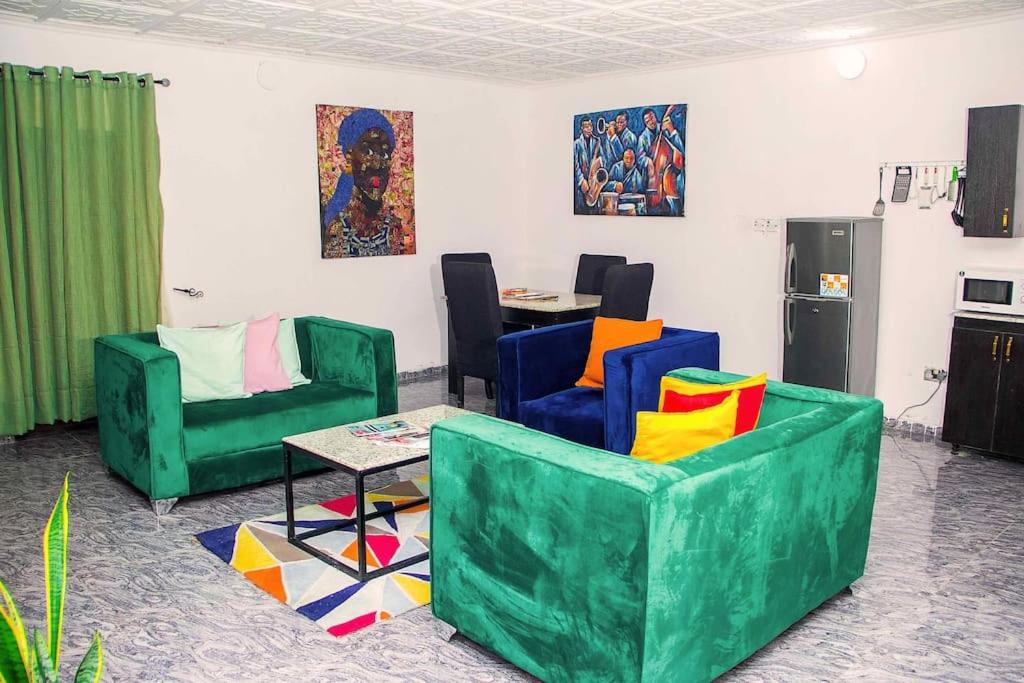 AgegeARO (1.0) 2BD Studio Flat (Abule-Egba/Lagos)的客厅配有两把椅子和一张桌子