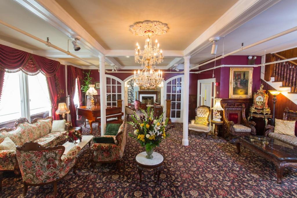 旧金山安妮女王酒店的客厅配有家具和吊灯。
