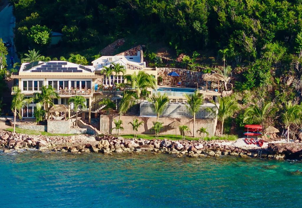 Cruz BayLime in de Coconut Villa的水岸上房子的空中景观