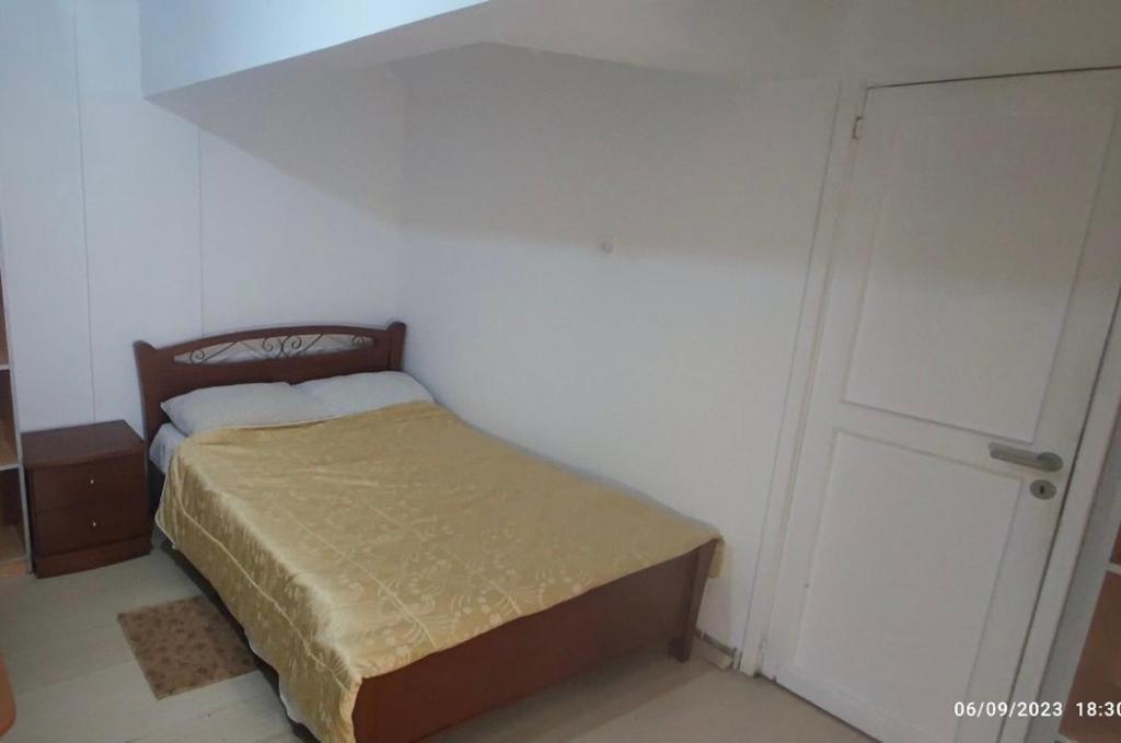 帕福斯Private Bedroom Paphos Central的一间卧室设有一张床和白色的墙壁