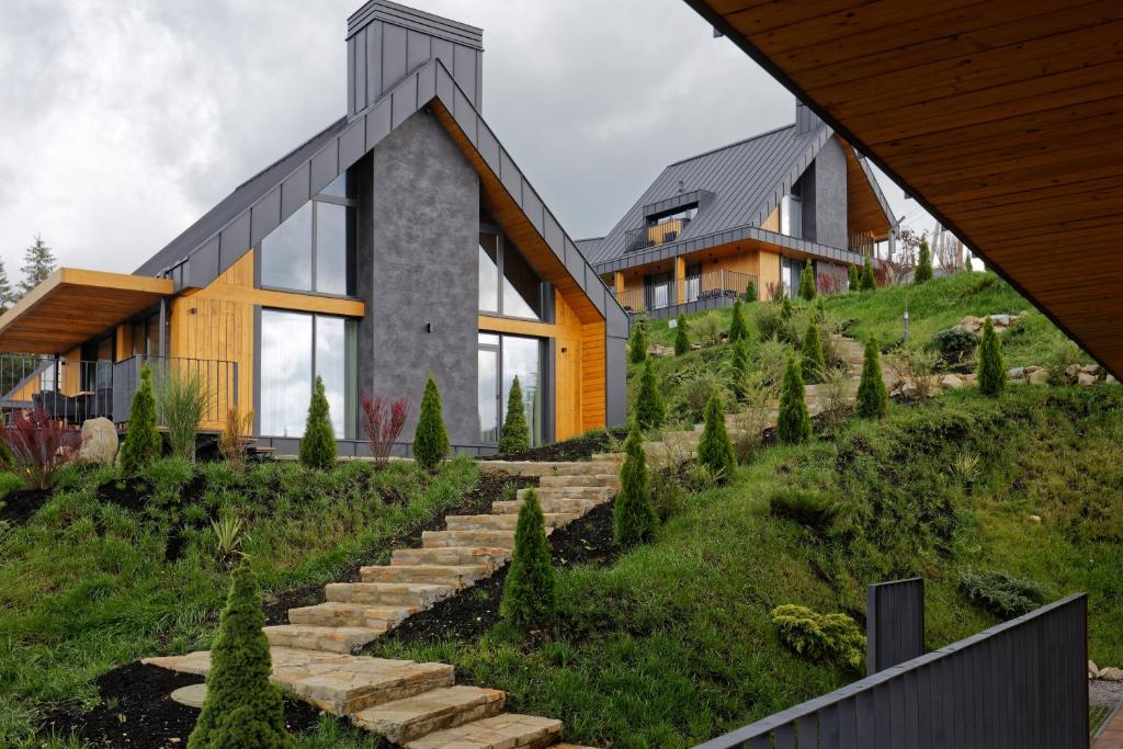 布克维SKOGUR - Home & Resort的山顶上带楼梯的房子