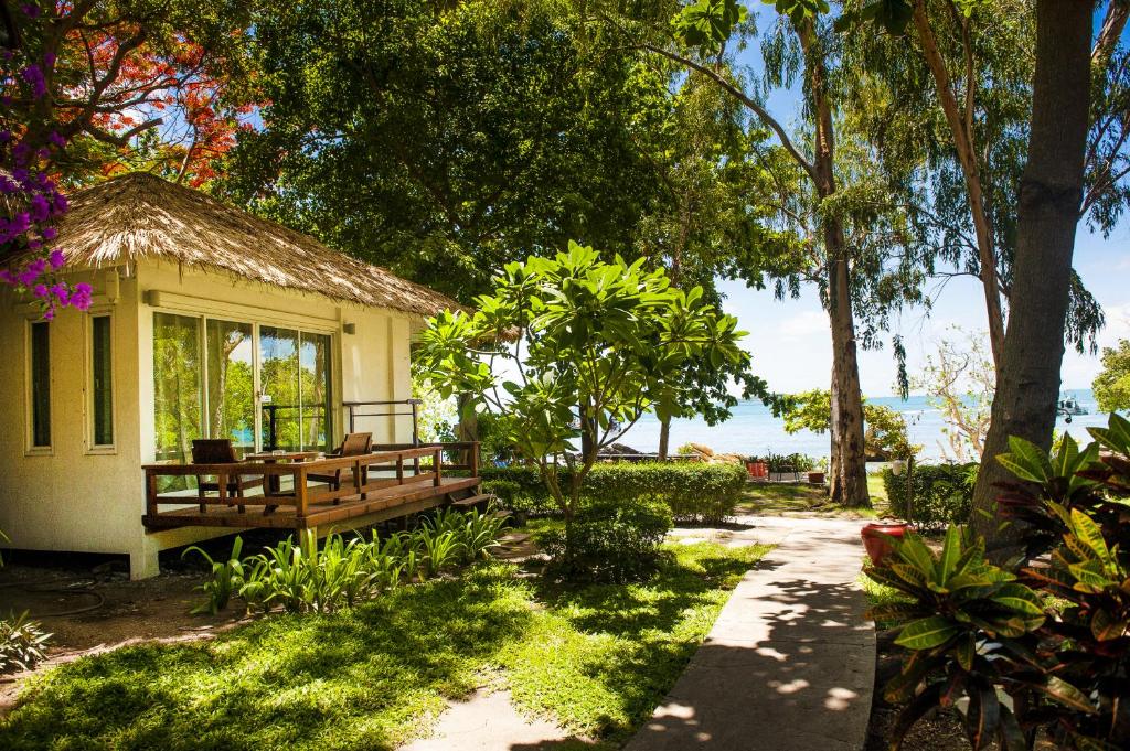 沙美岛沙美岛拉里萨度假村的花园中带长凳的小房子