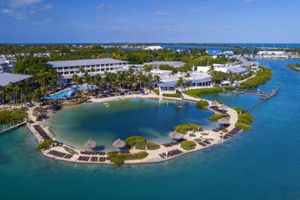 鸭礁岛Villas at Hawks Cay Resort的水上度假村岛屿的空中景观