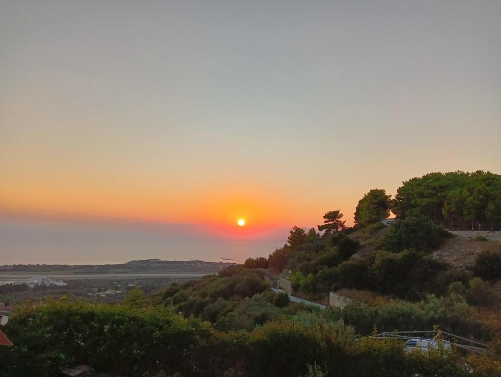 凯法利尼亚岛Irida's house的日落在山丘上,日落