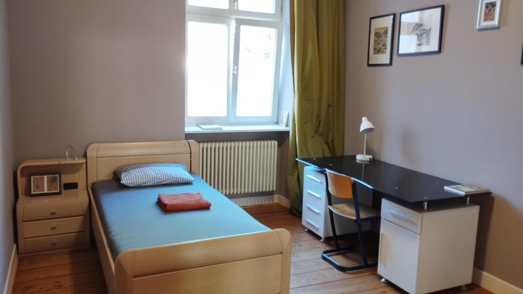 曼海姆Stadthaus Room 2 mit Hochbett for 3 Persons or Eltern mit 2 Kindern的一间小卧室,配有一张床和一张书桌