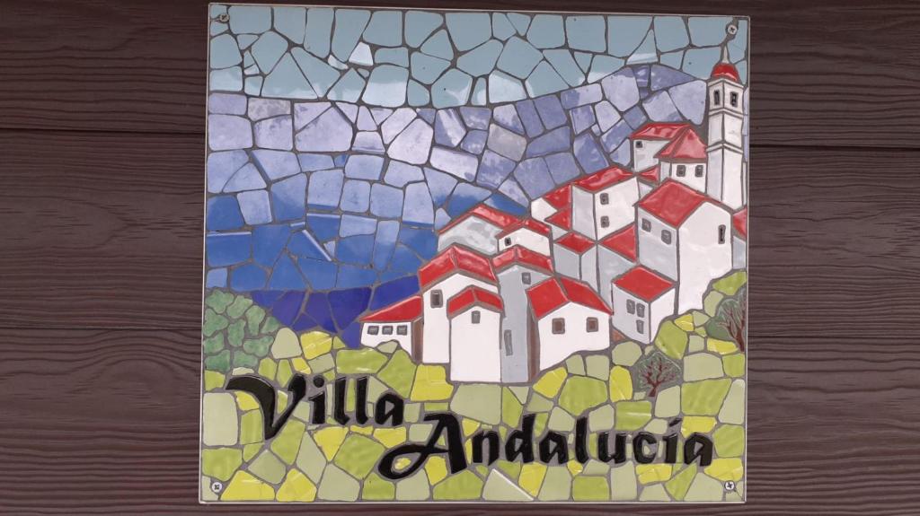 琼奇Villa Andalucia的山丘上村庄的彩色玻璃照片