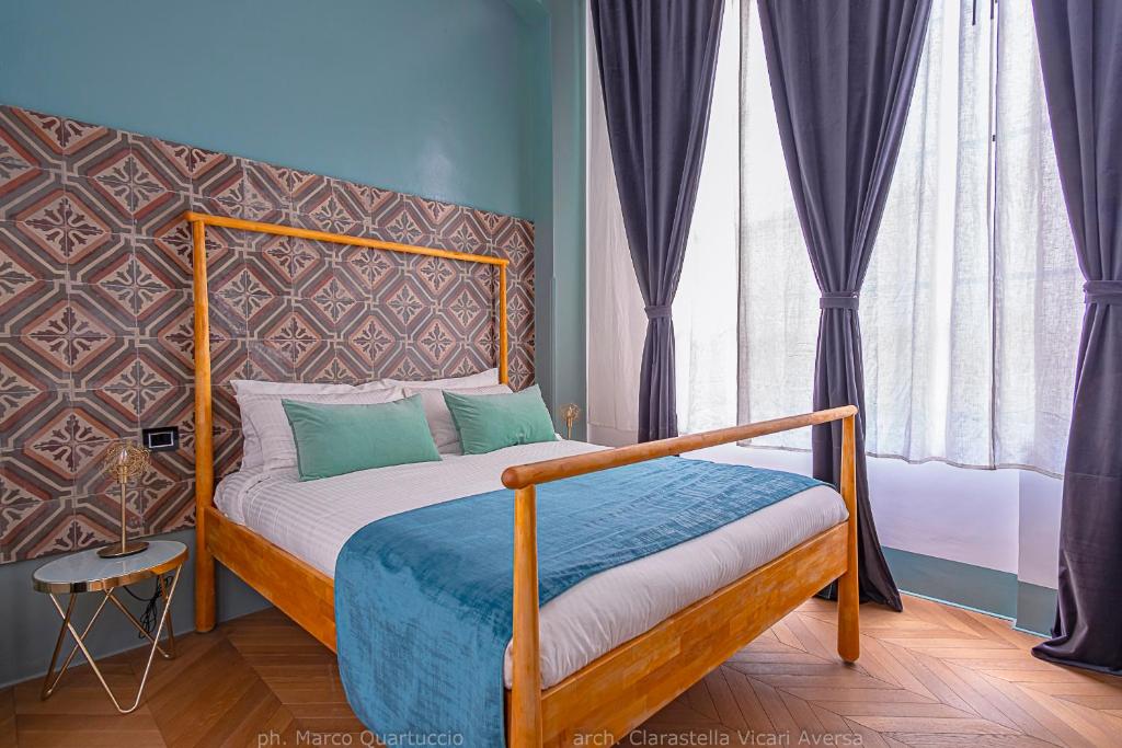 墨西拿360Me Palace的一间卧室配有一张带木制床头板和窗帘的床。