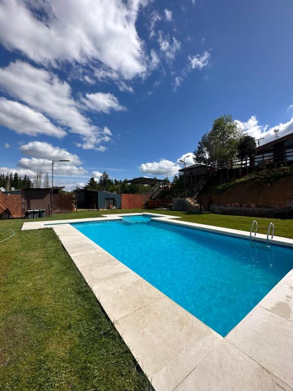 康塞普西翁Ecoraleo的蓝色天空的院子中的游泳池
