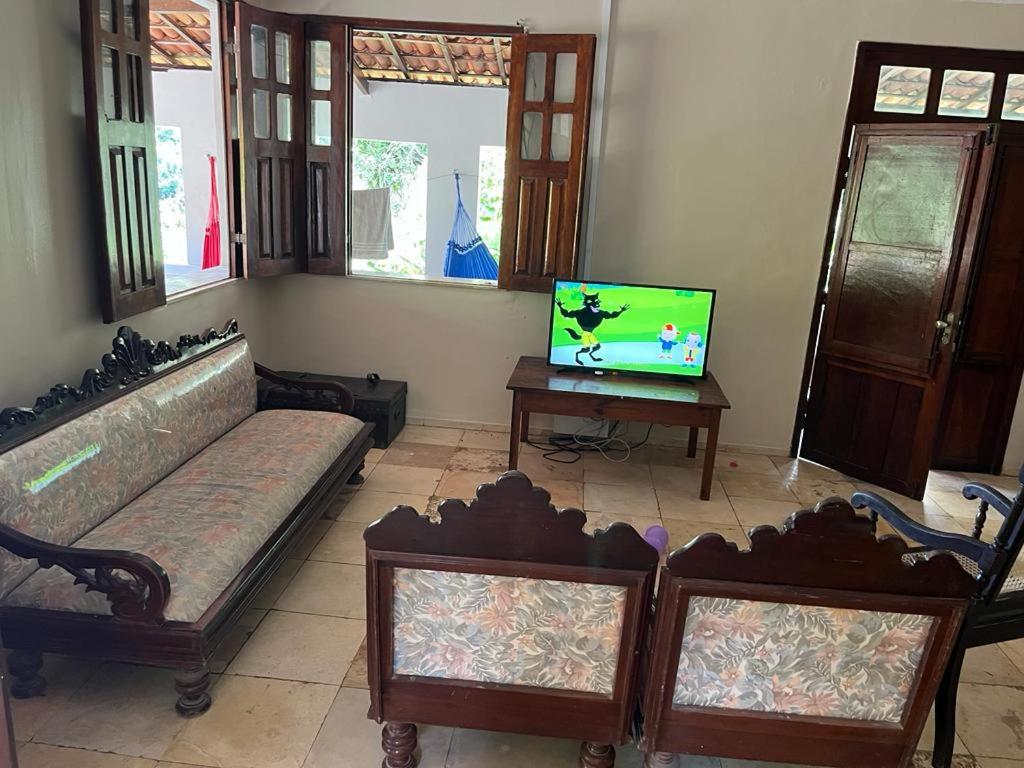 瓜拉米兰加Sítio riacho fundo的带沙发和电视的客厅