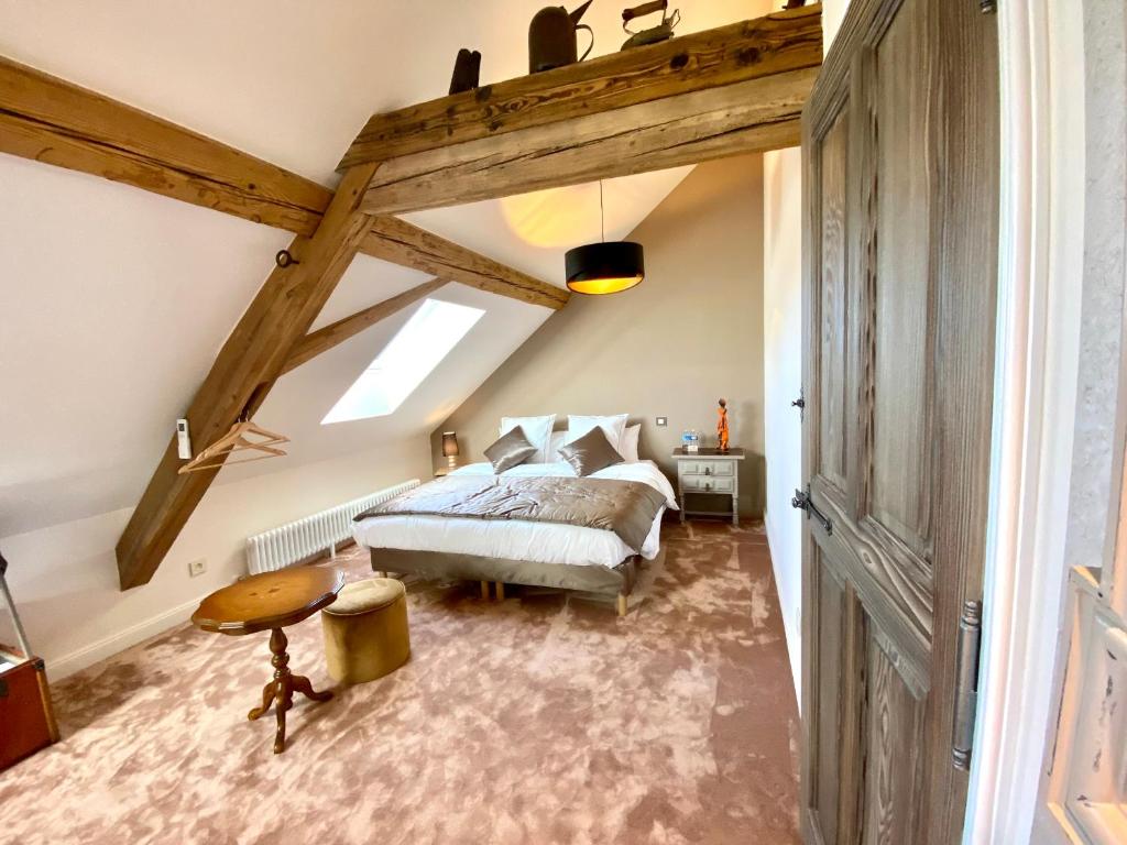 拉旺泽诺Le Gîte de la Grange的一间卧室设有一张床和拱形天花板