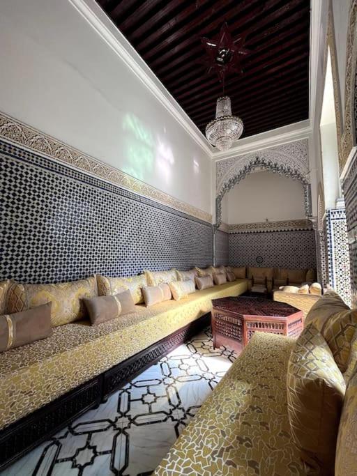 拉巴特Traditional Riad in Rabat的客厅配有沙发和桌子