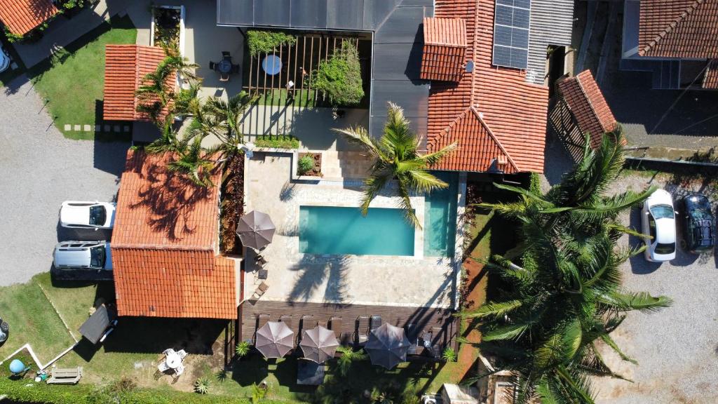 索科罗瓦尔奥奇迪亚斯宾馆的享有带游泳池和棕榈树的别墅的顶部景致