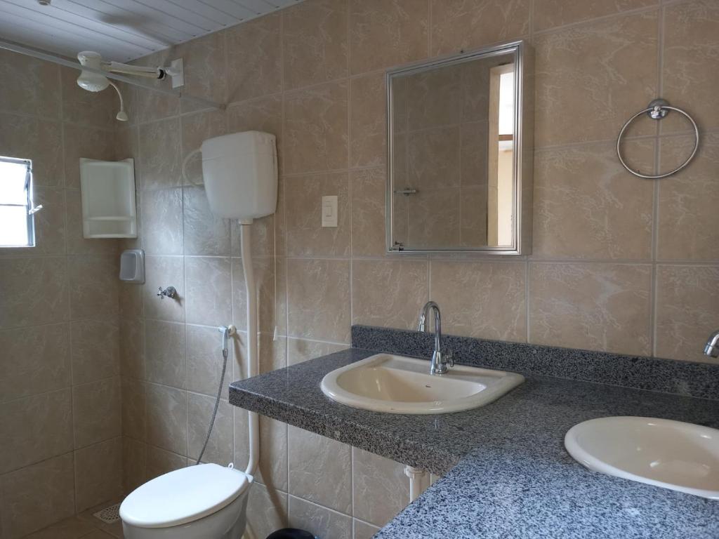 帕科蒂Pousada Rota Do Beija Flor PACOTI-CE的一间带水槽、卫生间和镜子的浴室