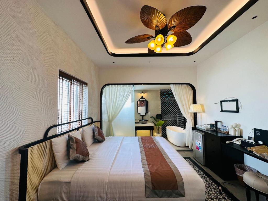 龙川市Phuong Nam Hotel An Giang的一间卧室配有一张带吊扇的床