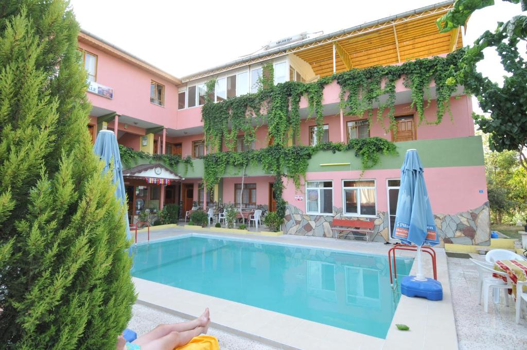 帕莫卡莱帕姆克列酒店的大楼前设有游泳池的酒店
