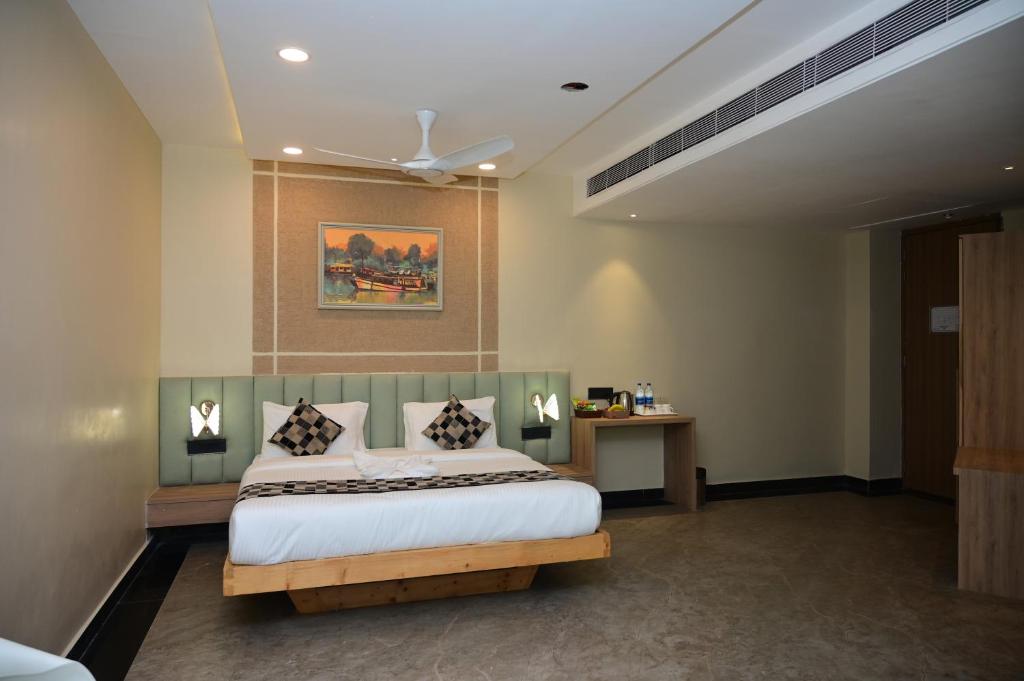 普里Pipul Ocean View Resort的一间卧室设有一张床和天花板