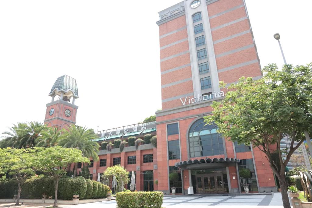 台北維多麗亞酒店的一座高大的建筑,前面有一个钟楼