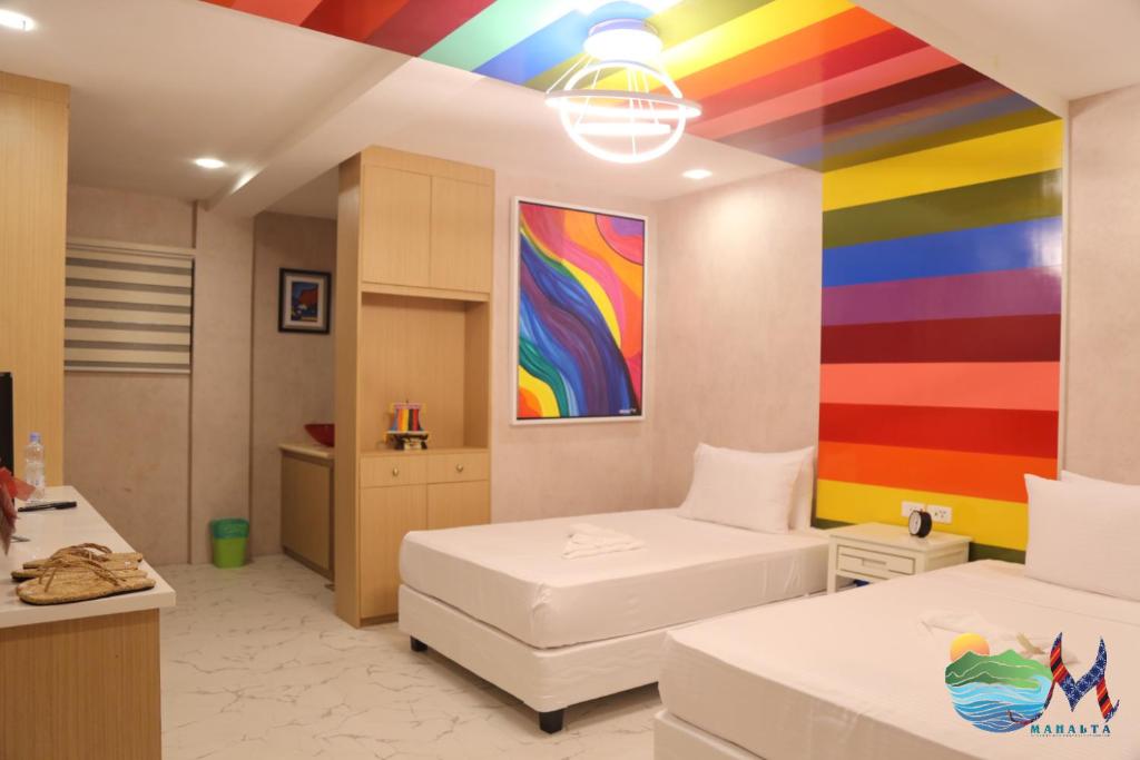CalapanMahalta Resorts and Convention Center的墙上有彩虹画的房间