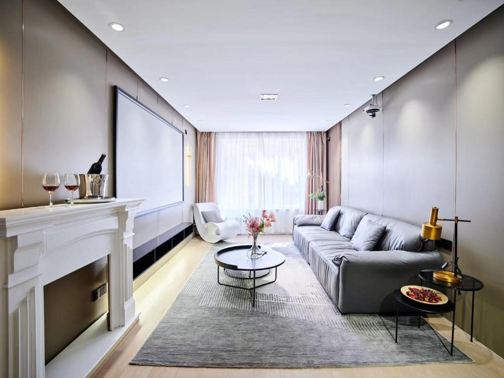上海大同公寓的带沙发和壁炉的客厅