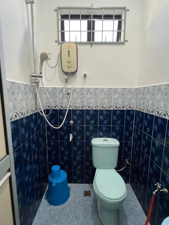 瓜拉丁加奴AR HOMESTAY KUALA TERENGGANU的一间带卫生间和淋浴的浴室