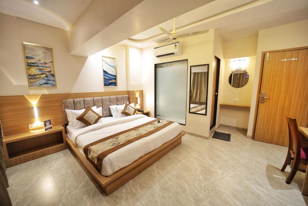 孟买HOTEL ALFA EXECUTIVE的一间卧室,卧室内配有一张大床