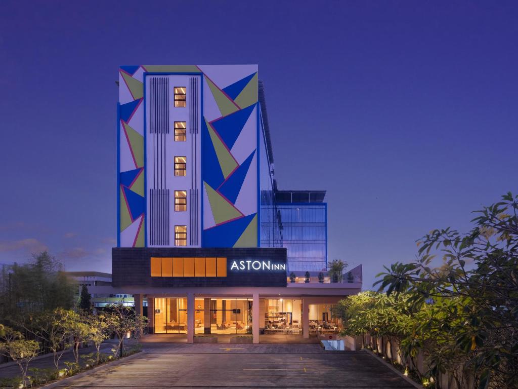 打横ASTON Inn Tasikmalaya的享有阿克伦酒店和大楼的夜景