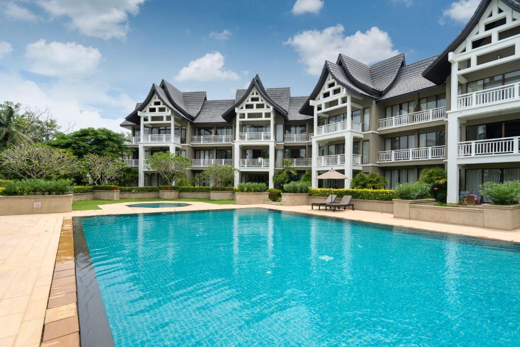 邦涛海滩Spacious 2BR Apartment Allamanda II in Laguna, 10 min from BangTao Beach的大型公寓大楼,设有大型游泳池