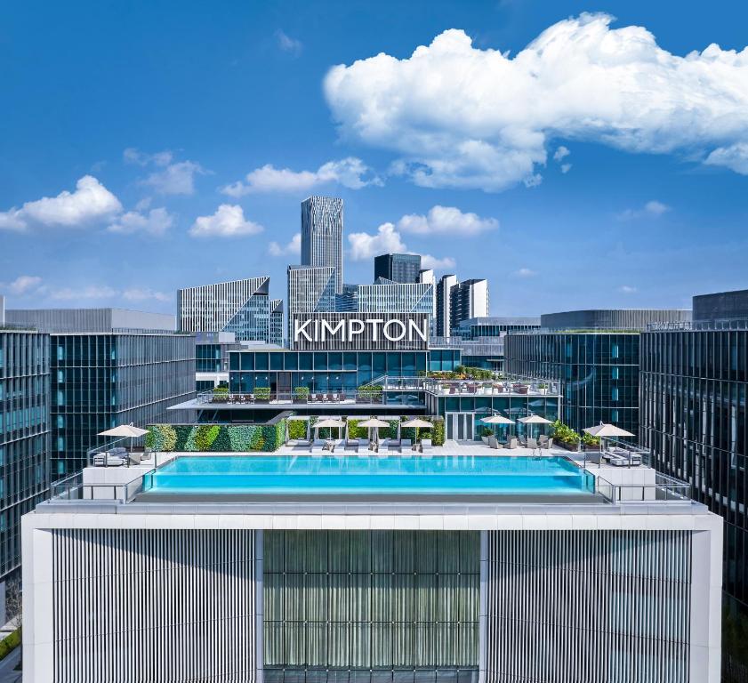 上海上海金普顿前滩酒店的享有基普龙建筑和游泳池的景色