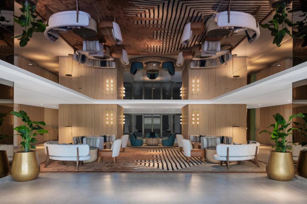 迪拜Delta Hotels by Marriott Dubai Investment Park的大堂,设有桌椅
