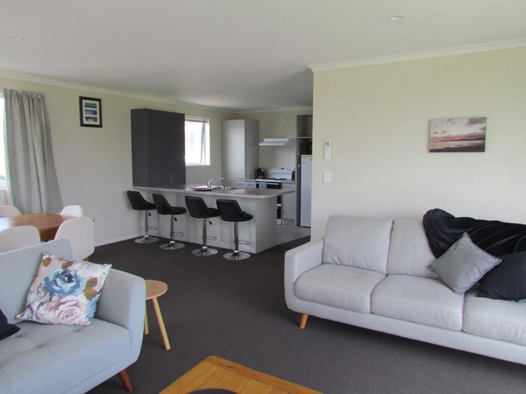Te KopuruWest Coast Wonder 4 Minutes Drive to Glinks Gully的一间带两张沙发的客厅和一间厨房