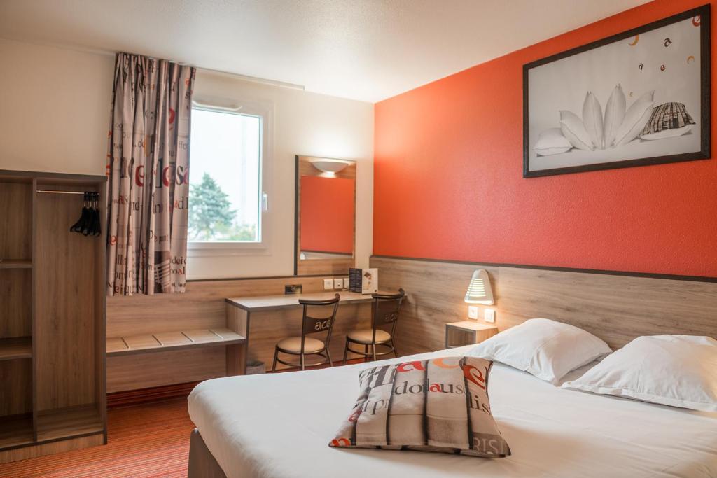 DéolsAce Hotel Chateauroux Déols的配有一张床和一张书桌的酒店客房