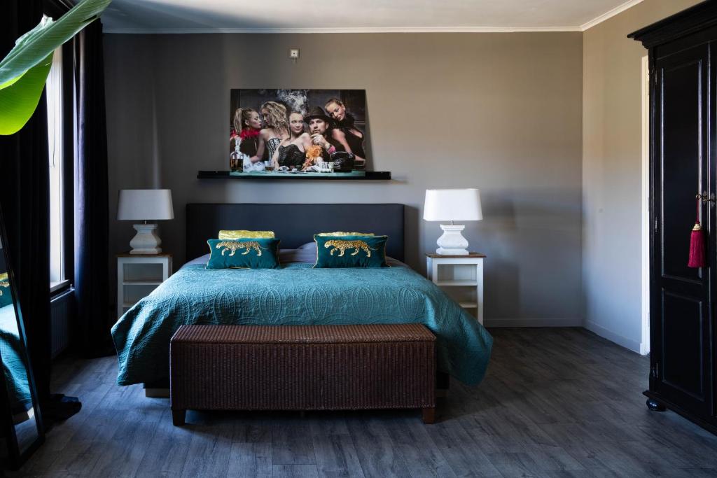 泽芬贝亨Mart9 City Loft的一间卧室配有一张床、两个床头柜和两盏灯。