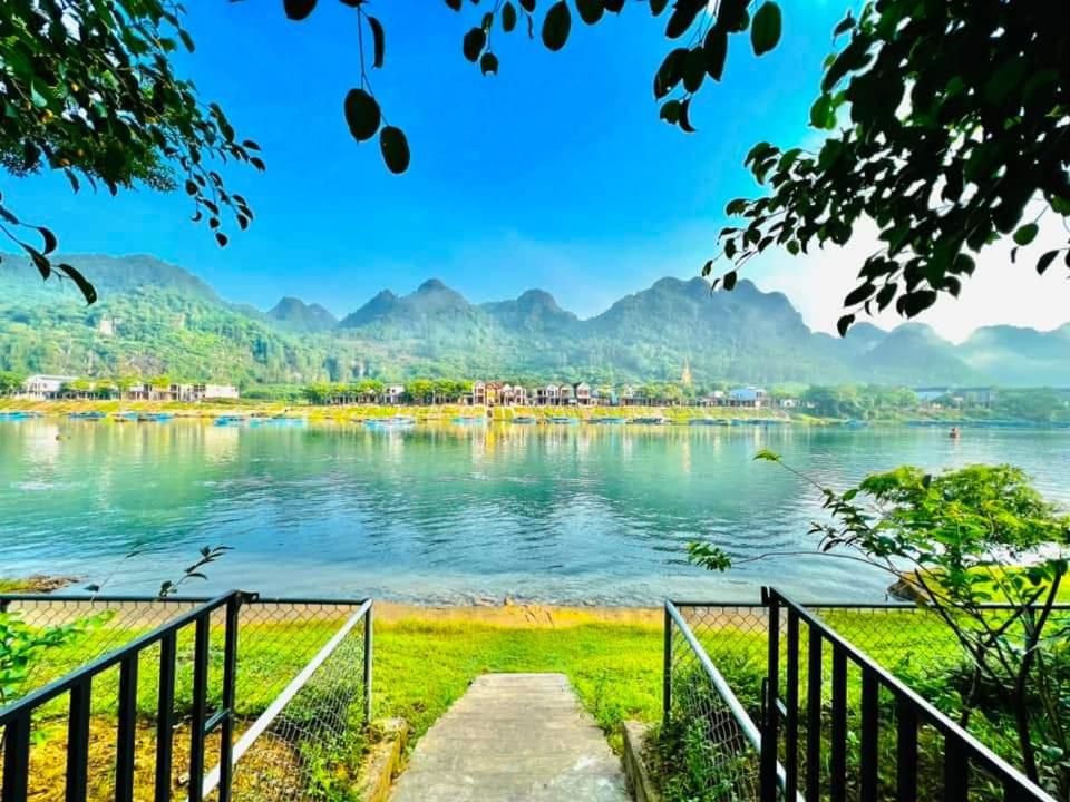 峰牙杨桃简易别墅 的享有以山脉为背景的湖泊美景