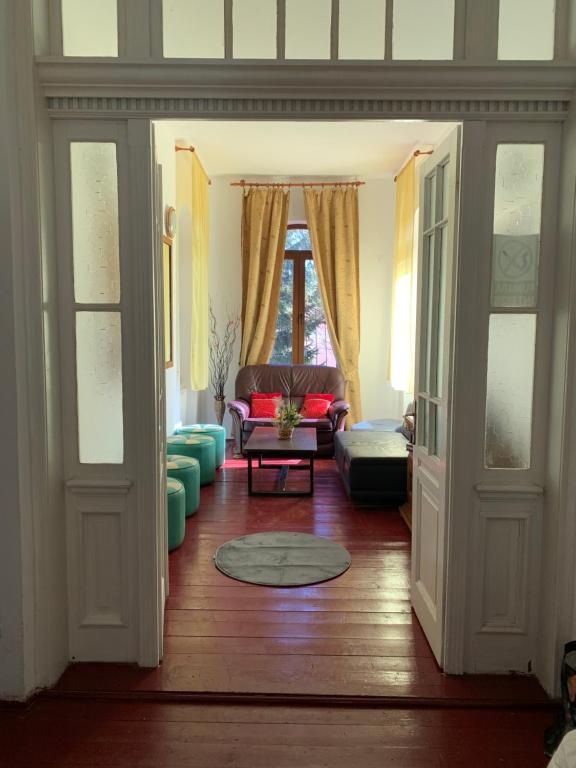 普雷代亚尔Hypnotic Villa Predeal的客厅配有沙发和桌子