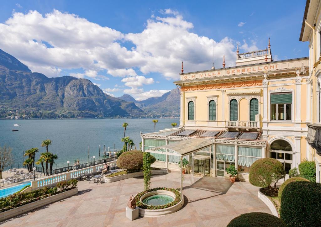 贝拉吉奥Grand Hotel Villa Serbelloni - 150 Years of Grandeur的享有水景和山景的建筑