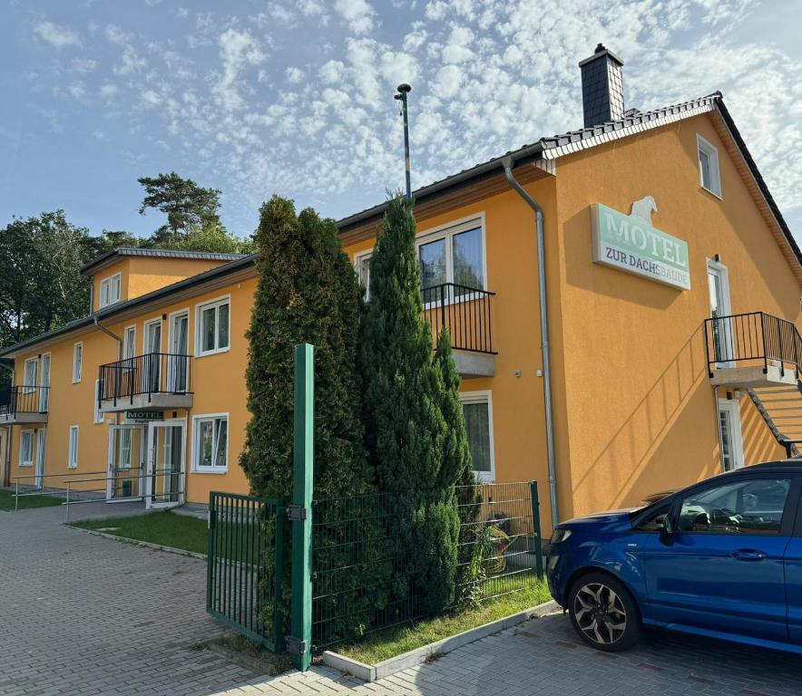 万德利茨Motel Zur Dachsbaude的停在大楼前的蓝色汽车