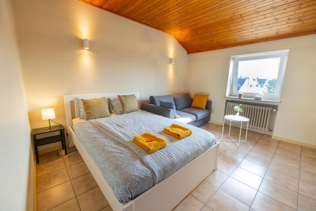 卢森堡Good connection city apartment的一间卧室配有一张带两张黄色毛巾的床