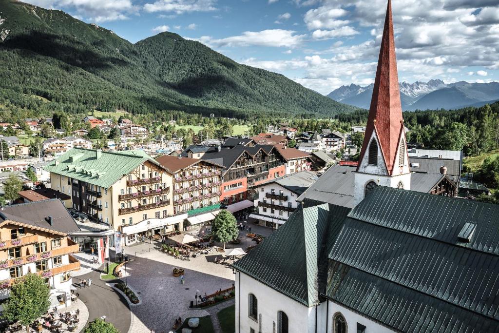 蒂罗尔-泽费尔德Post Seefeld Hotel & SPA的教堂的城镇空中景观