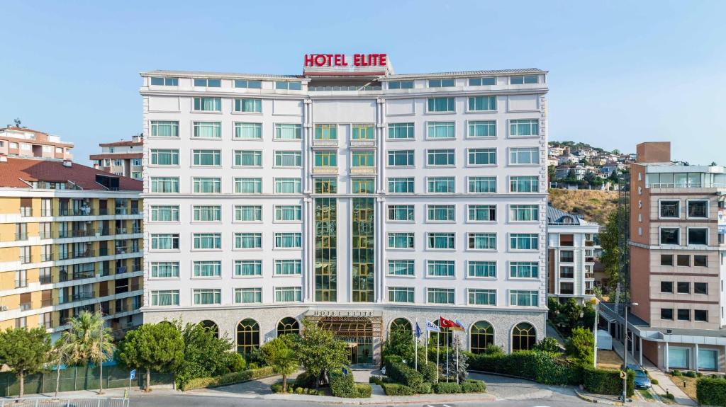 伊斯坦布尔德拉格斯精英酒店的白色的建筑,上面有酒店标志