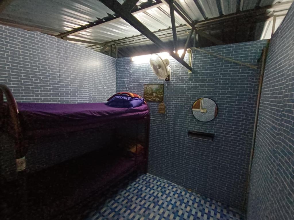 宜力Houseboat Sinar Belum的客房内的小型淋浴和紫色床