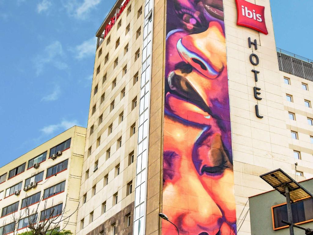 利马宜必思拉尔科米拉弗洛雷斯酒店的建筑物一侧的一幅大画
