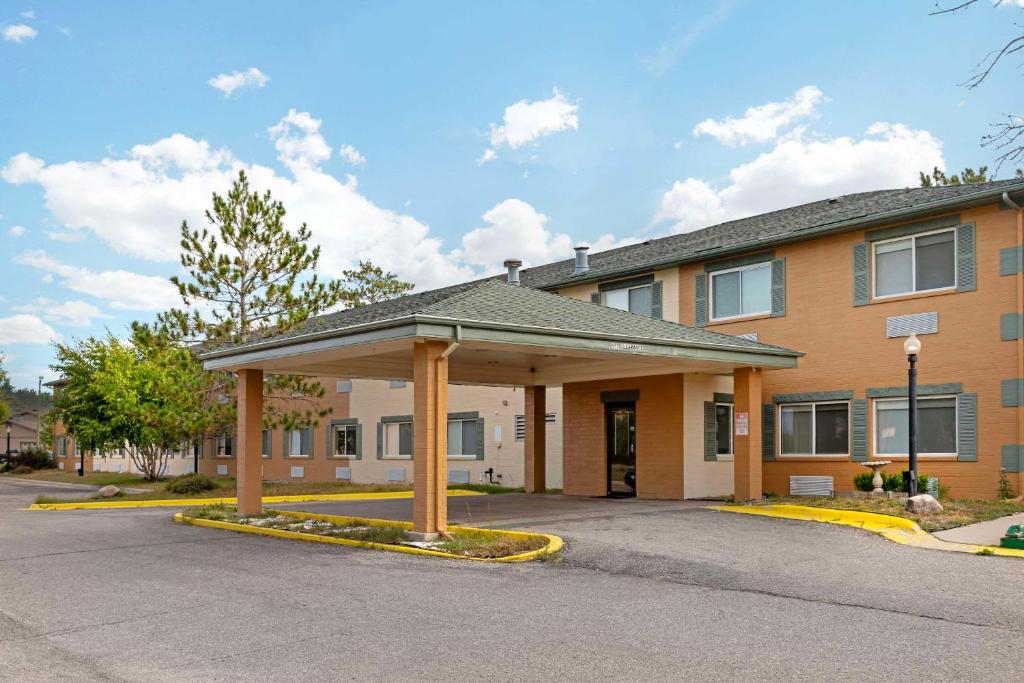 伯米吉Quality Inn Bemidji的前面有凉亭的建筑