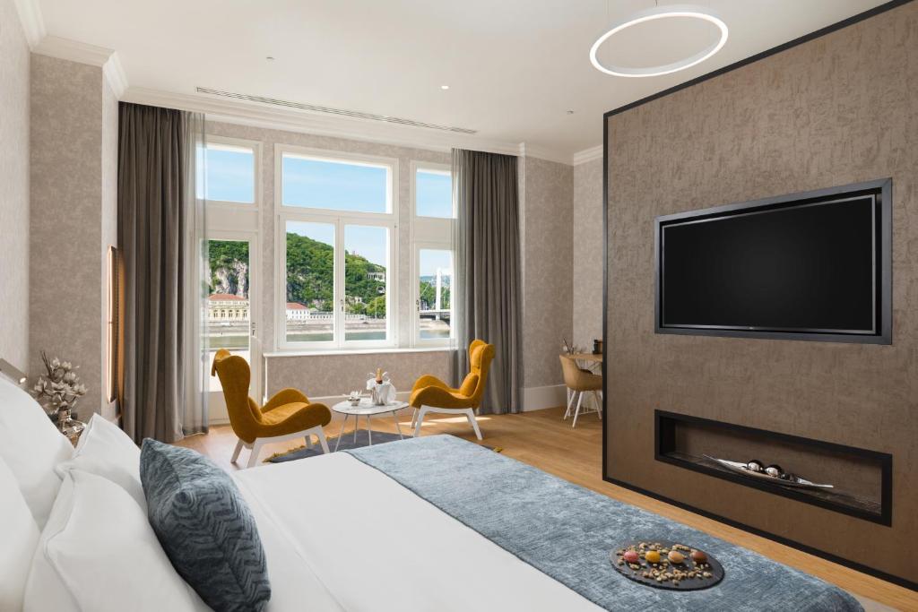 布达佩斯Hotel Vision的配有一张床和一台平面电视的酒店客房