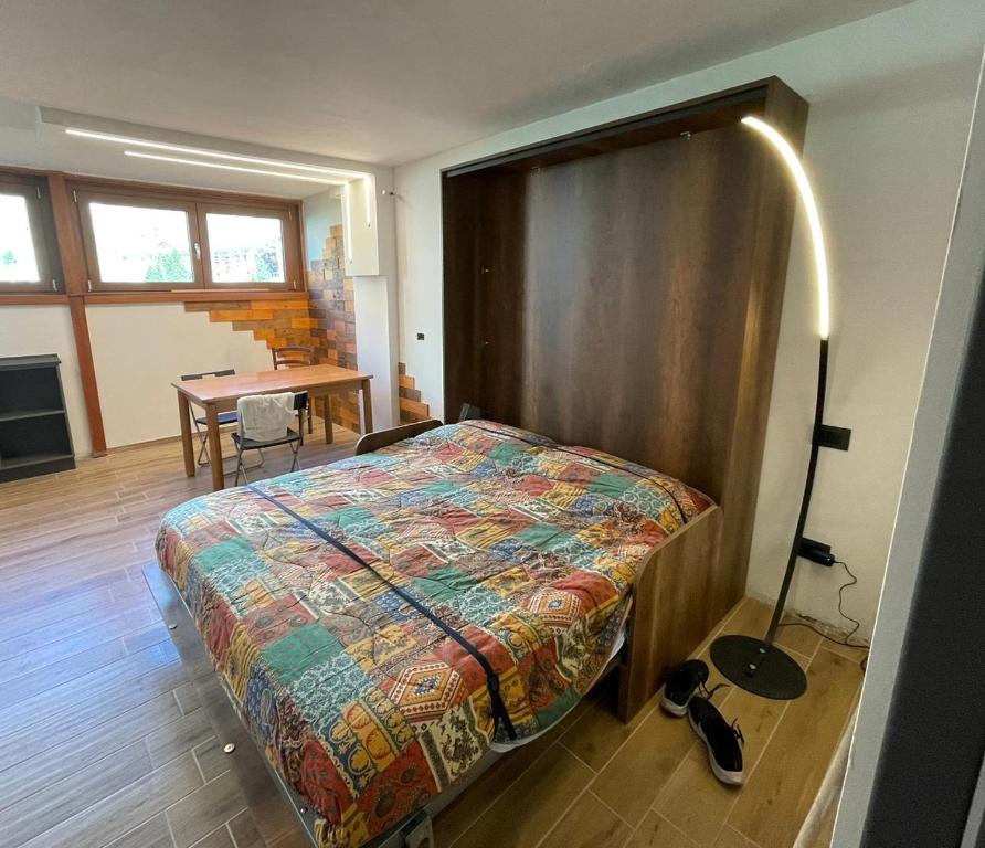 布勒伊-切尔维尼亚Bilocale Funivie的一间卧室配有一张床和一张桌子及一张桌子