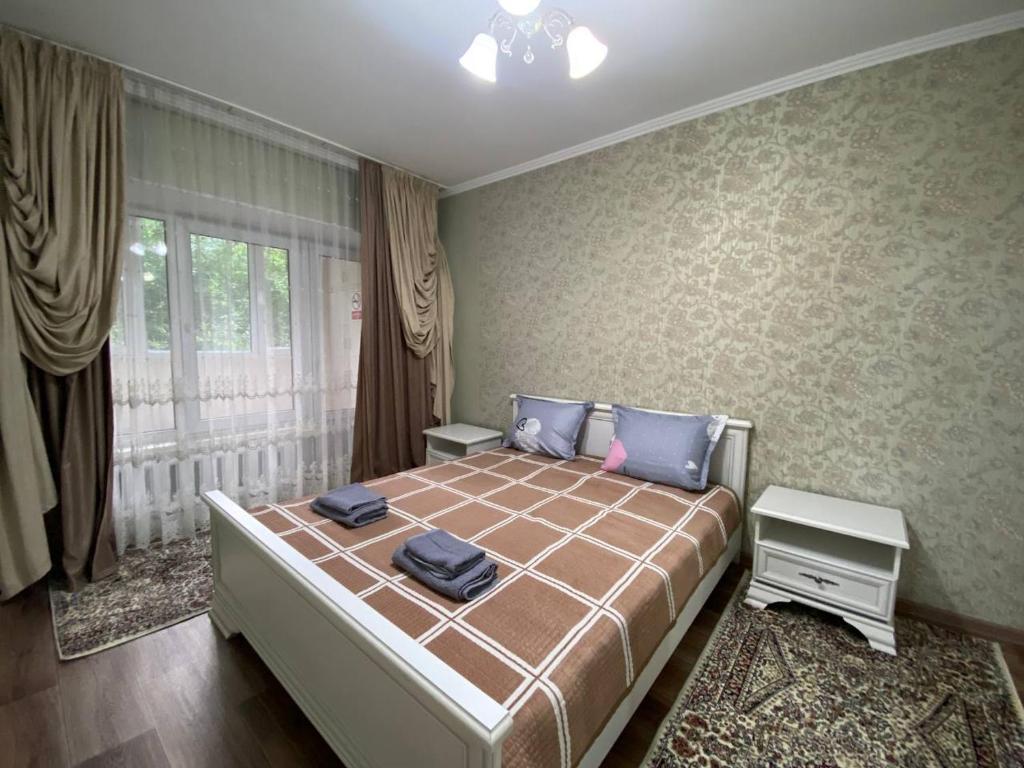 (( Turksib ))Двухкомнатная около Аэропорта О2/5 от Best House Group的一间卧室配有一张带蓝色枕头的大床