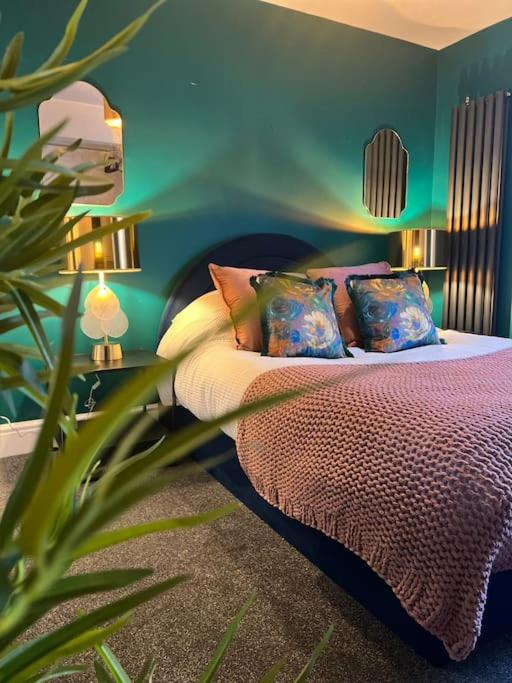 伍斯特Canalside Terrace-Boutique Stay Worcester City的一间卧室配有带枕头和植物的床