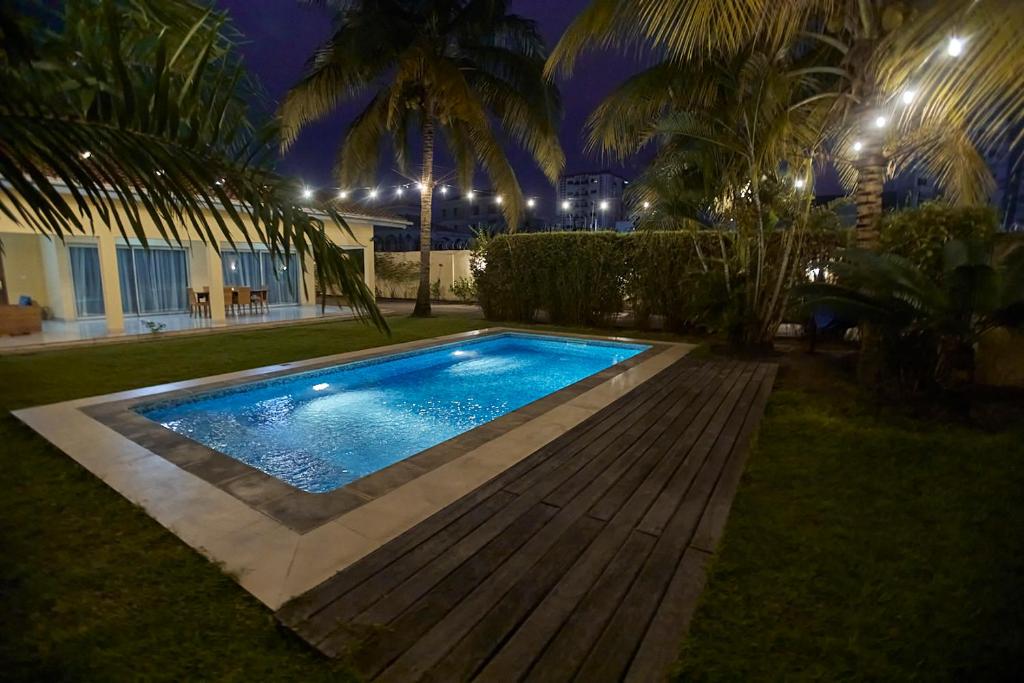 黑角Sompteuse villa avec piscine à 5 min de la plage的夜间在院子里的游泳池